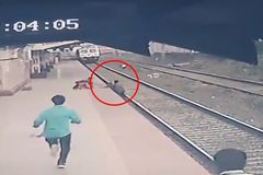 Drama jako z akčního filmu. Muž zachránil dítěti život vteřiny před příjezdem vlaku