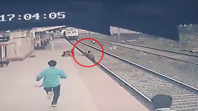Muž riskoval svůj život, aby zachránil bezmocné dítě před přijíždějícím vlakem.