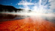 Grand Prismatic spring je největším horkým pramenem v USA a třetím největším na světě. Je možné jej spatřit v Yellowstonském národním parku ve Wyomingu. Snímek byl pořízen 22. června 2011. REUTERS/Jim Urquhart