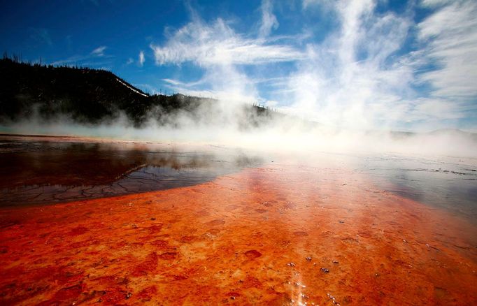 Grand Prismatic spring je největším horkým pramenem v USA a třetím největším na světě. Je možné jej spatřit v Yellowstonském národním parku ve Wyomingu. Snímek byl pořízen 22. června 2011. REUTERS/Jim Urquhart