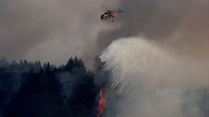 Požáry v Řecku už zničily 300 domů. Situaci mírně zlepšil noční déšť; Zdroj foto: Reuters