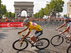 Carlos Sastre si v Paříži dojel pro vítězství na Tour de France