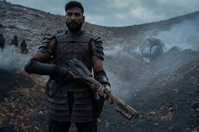 Pravesh Rana jako Rowan.