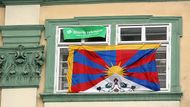 10. 3. - Zelení naštvali Vlčka, vyvěsili vlajku za Tibet - Kuriózním sporem skončilo vyvěšení tibetské vlajky z oken Poslanecké sněmovny. Odpoledne se objevila v okně klubu Strany zelených. Předseda Poslanecké sněmovny Miloslav Vlček ale vydal příkaz vlajku odstranit s tím, že nemá na budově úřadu co dělat.  Více informací naleznete ve článku zde