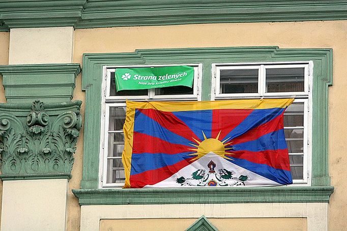 Vlajka pro Tibet, zatím ještě stále v okně zelených v Poslanecké sněmovně.