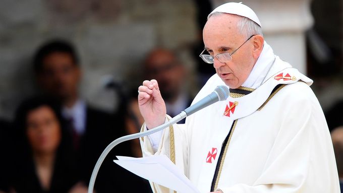 "Znovu vyzývám světové vůdce, aby učinili konkrétnější kroky k omezení znečišťujících emisí," řekl papež František.
