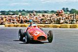 Alberto Ascari byl od roku 1950 kmenovým pilotem Ferrari v F1. Týmu se odvděčil roku 1952 ziskem prvního titulu pro partu se vzpínajícím se koněm ve znaku.