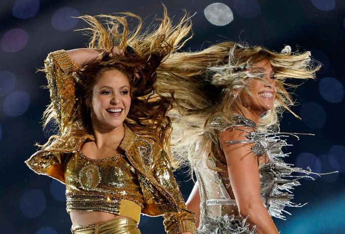 Shakira a Jennifer Lopezová při poločasovém programu během finále Super Bowlu LIV