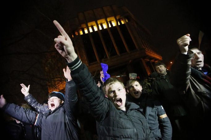 Demonstrace před budovami parlamentu a vlády na Krymu pokračují. Snímek z 27. 2. 2014.