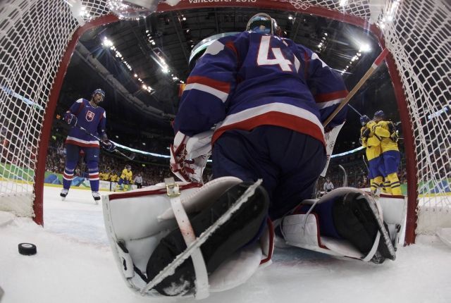 Jaroslav Halák inkasuje