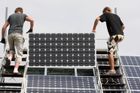 České solární parky prchají před bankrotem na Slovensko