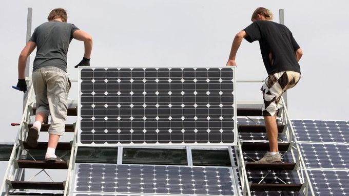 Loni montovali, teď rozmontovávají. Na Slovensku by solární podnikatelé mohli uniknout krachu
