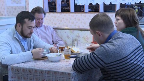 Restaurace v sovětském stylu přitahuje hosty. Dostanou i pelmeně v hliníkové misce