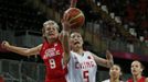 Česká basketbalistka Hana Horáková (vlevo) bojuje o míč s Číňankou Xiaojun Songovou v turnaji OH 2012 v Londýně.