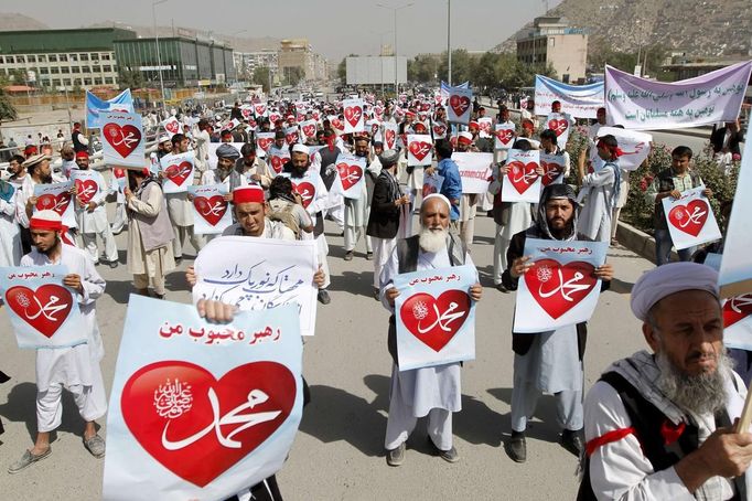 Afghan protesters hold posters during a peaceful demonstration in Kabul September 20, 2012. Hundreds of Afghans protested against a U.S.-made film that they said insulted the Prophet Mohammad. REUTERS/Mohammad Ismail (AFGHANISTAN - Tags: RELIGION CIVIL UNREST POLITICS) Published: Zář. 20, 2012, 9 dop.