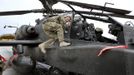 Britain's Prince Harry carries out a pre-flight check to his Apache helicopter in Camp Bastion, southern Afghanistan in this photograph taken December 12, 2012, and released January 21, 2013. The Prince, who is serving as a pilot/gunner with 662 Squadron Army Air Corps, is on a posting to Afghanistan that runs from September 2012 to January 2013. Photograph taken December 12, 2012. REUTERS/John Stillwell/Pool (AFGHANISTAN - Tags: MILITARY POLITICS SOCIETY ROYALS CONFLICT) Published: Led. 21, 2013, 7:44 odp.