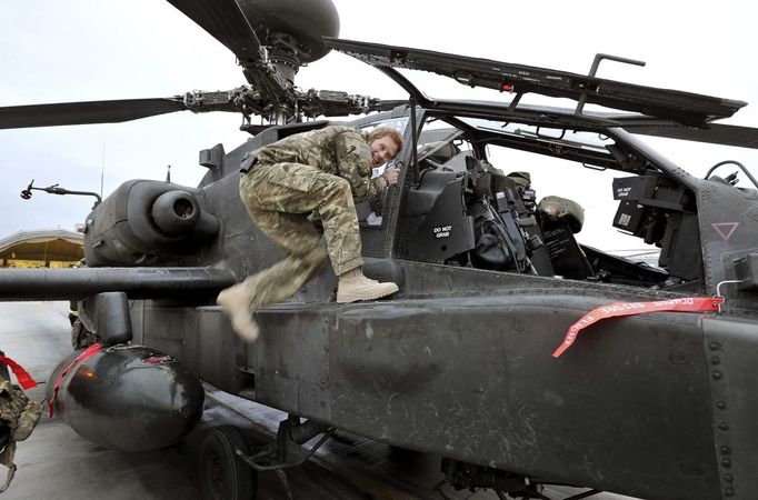 Britain's Prince Harry carries out a pre-flight check to his Apache helicopter in Camp Bastion, southern Afghanistan in this photograph taken December 12, 2012, and released January 21, 2013. The Prince, who is serving as a pilot/gunner with 662 Squadron Army Air Corps, is on a posting to Afghanistan that runs from September 2012 to January 2013. Photograph taken December 12, 2012. REUTERS/John Stillwell/Pool (AFGHANISTAN - Tags: MILITARY POLITICS SOCIETY ROYALS CONFLICT) Published: Led. 21, 2013, 7:44 odp.