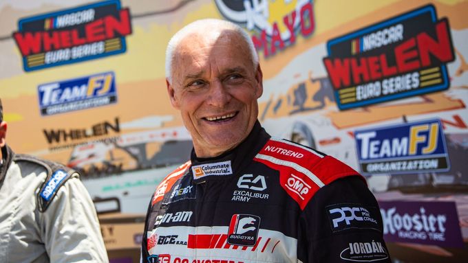 Úspěšný dakarský jezdec Josef Macháček si v 65 letech poprvé vyzkoušel speciál NASCAR.