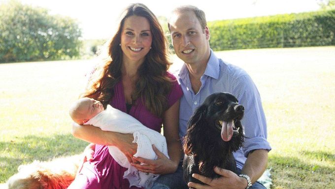 Britský princ William a jeho žena Catherine, vévodkyně z Cambridge, se synem Georgem pózují na zahradě rodinného domu Middletonových v Bucklebury na jihu Anglie. Na fotce