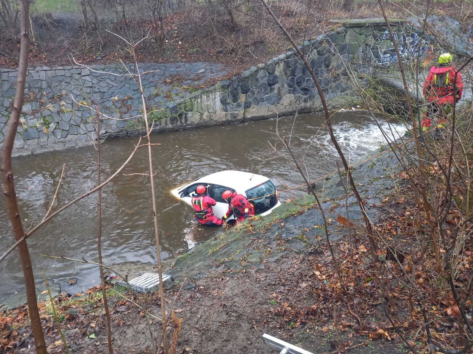 V pátek odpoledne zasahovali pražští hasiči u Botiče ve Vršovicích. Auto tam sjelo do potoka