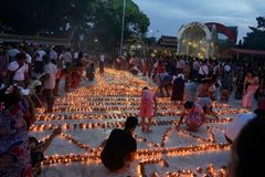 Desítky mrtvých. Barmská armáda bombardovala buddhistickou oslavu