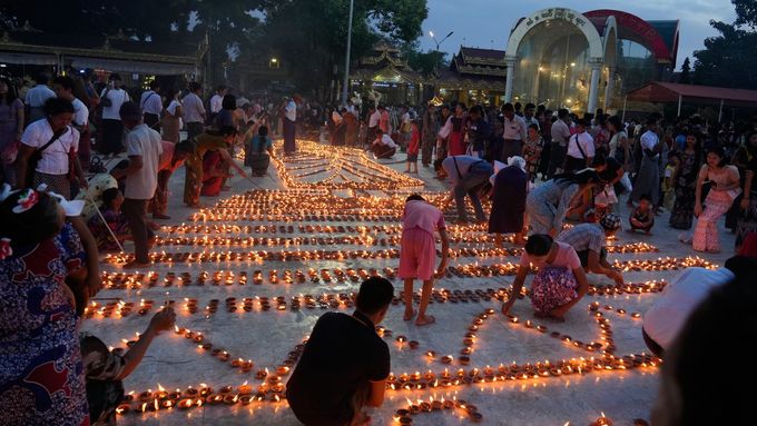 Buddhisté zapalují olejové lampy v pagodě Botataung během oslav svátku světel, který značí konec buddhistického půstu, 7. října 2025.