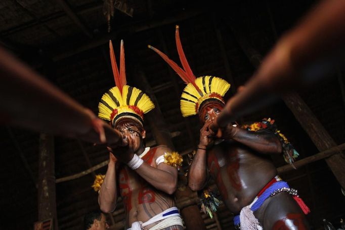 Yawalapiti men play the urua bamboo flute in the Xingu National Park, Mato Grosso State, May 9, 2012. In August the Yawalapiti tribe will hold the Quarup, which is a ritual held over several days to honour in death a person of great importance to them. This year the Quarup will be honouring two people - a Yawalapiti Indian who they consider a great leader, and Darcy Ribeiro, a well-known author, anthropologist and politician known for focusing on the relationship between native peoples and education in Brazil. Picture taken May 9, 2012. REUTERS/Ueslei Marcelino (BRAZIL - Tags: SOCIETY ENVIRONMENT) ATTENTION EDITORS - PICTURE 10 OF 28 FOR PACKAGE 'LIFE WITH THE YAWALAPITI TRIBE' Published: Kvě. 15, 2012, 5:10 odp.