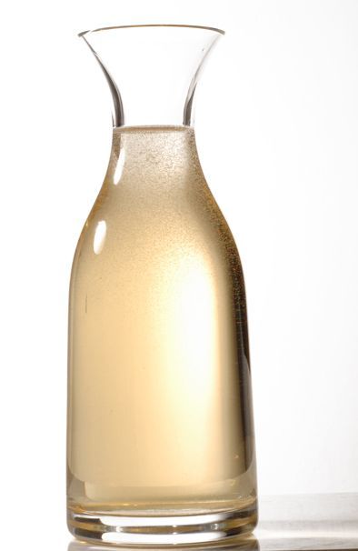 Karafa s bílým vínem