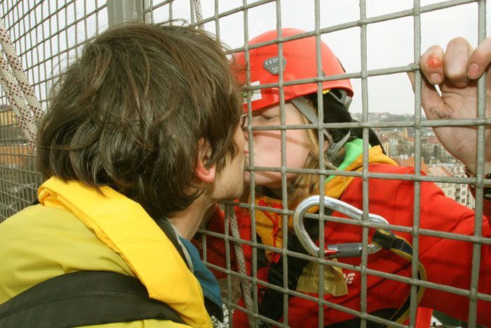 Greenpeace demonstrují na Nuselském mostě v Praze