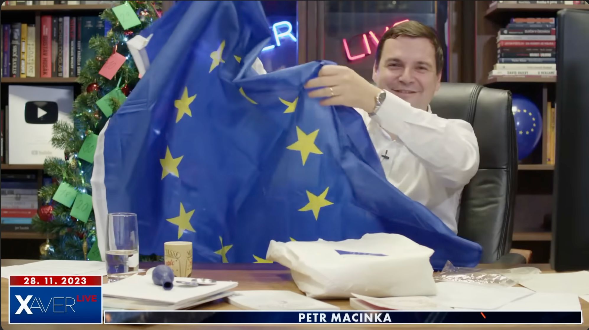 Macinka vyzýval k pálení vlajky EU. "Byl to politický teleshopping," vysvětluje