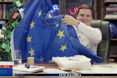 Macinka vyzýval k pálení vlajky EU. "Byl to politický teleshopping," vysvětluje
