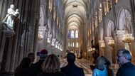 Katedrálu pár dní před znovuotevřením navštívil francouzský prezident Emmanuel Macron a jeho manželka Brigitte. Stavba bude mít nový dubový krov. Několikatunovou konstrukci dopravila po řece Seině loď dlouhá 80 metrů.