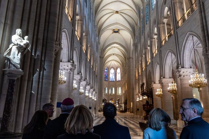 Francouzský prezident Emmanuel Macron a první dáma Brigitte Macron navštívili katedrálu Notre-Dame v Paříži 29. listopadu 2024 před jejím znovuotevřením.