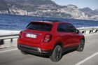 A brzký konec čeká i SUV Fiat 500X, jehož premiéra se datuje do roku 2014. Poslední z někdejší docela rozvětvené rodiny modelů, která chtěla stavět na slavném jméně a jasně rozpoznatelných designových prvcích, se momentálně v Česku prodává za nejméně 522 900 korun s přeplňovaným litrovým tříválcem. Jeho nástupce by měl mimochodem nést jméno Fiat 600.