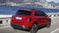 A brzký konec čeká i SUV Fiat 500X, jehož premiéra se datuje do roku 2014. Poslední z někdejší docela rozvětvené rodiny modelů, která chtěla stavět na slavném jméně a jasně rozpoznatelných designových prvcích, se momentálně v Česku prodává za nejméně 522 900 korun s přeplňovaným litrovým tříválcem. Jeho nástupce by měl mimochodem nést jméno Fiat 600.