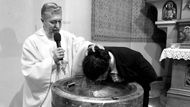 Křest se tradičně uděluje ponořením do vody nebo politím vodou, což symbolizuje očištění a nový začátek.