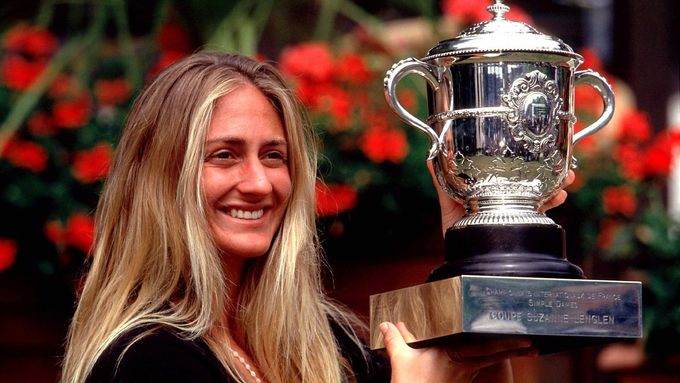 Mary Pierceová s pohárem Suzanne Lenglenové pro vítězku Roland Garros 2000