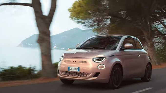 Záběry italské automobilky Fiat ukazují Fiat 500