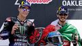 Fabio Quartararo (Yamaha) a Francesco Bagnaia (Ducati) na stupních vítězů po GP Španělska MotoGP 2022