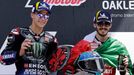 Fabio Quartararo (Yamaha) a Francesco Bagnaia (Ducati) na stupních vítězů po GP Španělska MotoGP 2022