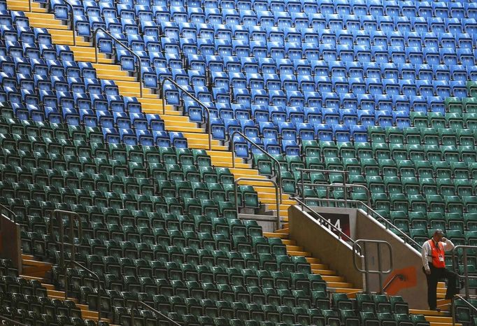 Pohled na vylidněnu tribunu olympijského stadionu při fotbalovém utkání skupiny F mezi Japonskem a Jihoafrickou republikou.