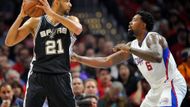 Hlavním favoritem letošního ročníku je San Antonio Spurs. Tým, který už dvacet let řídí jeden z nejlepších basketbalových trenérů historie a budoucí trenér reprezentace USA Greg Popovich, získal v letním přestupovém termínu pár výrazných jmen. Hvězdou číslo jedna a nejsledovanějším přestupem léta je příchod podkošového hráče LaMarcuse Aldridge, který odešel z Portlandu Trail Blazers. Spurs se také posílili Davidem Westem, který za veteránské minimum opustil Indianu Pacers. Původní osa veteránů Duncan (na obrázku), Parker, Ginobili přitom zůstává. V neposlední řadě se San Antoniu podařilo podepsat nové kontrakty s Kawhi Leonardem a Danny Greenem, oba jsou označováni za budoucnost týmu. Spurs tak pod Popovichovým vedením vyráží za ziskem šestého titulu.