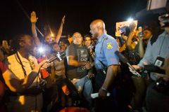 Policie znovu zakročila proti demonstrantům ve Fergusonu
