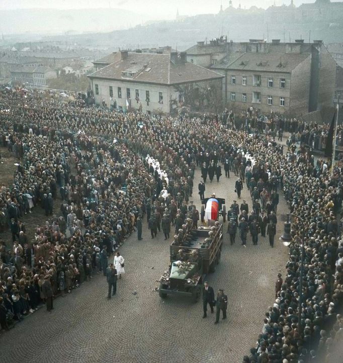 Pohřební průvod Prahou, na snímku Lumírova ulice v Nuslích. Edvarda Beneše provázely při jeho poslední cestě Prahou tisíce lidí (8. září 1948). Kolorováno