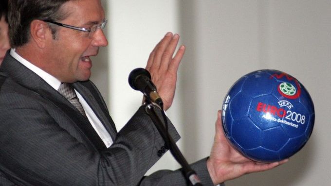Rakouský ministr vnitra Günther Platter ukazuje v Mikulově míč pro Euro 2008. Se svým kolegou Ivanem Langerem se dohodli, že čeští policisté pomohou hlídat bezpečnost na mistrovství Evropy ve fotbale, které bude příští rok v Rakousku.