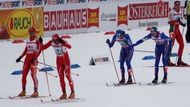 Martin Jakš (zcela vpravo) předává Aleši Razýmovi. Před nimi tým Švýcarska.