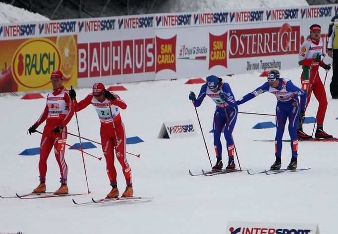 Martin Jakš (zcela vpravo) předává Aleši Razýmovi. Před nimi tým Švýcarska.