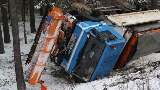 Hasiči museli kvůli převrácenému sypači kácet stromy