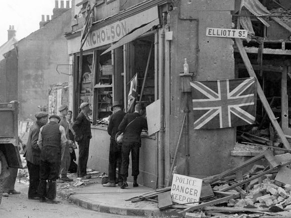Německé bomby se během Bitvy o Británii nevyhýbaly ani londýnským pubům (na snímku po náletu v roce 1940), řada podniků nicméně brzy otevřela znovu, často i bez střechy.