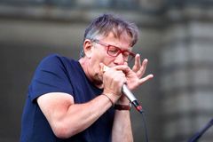 Hudebník Konrád slavil na Blues Alive. Jeho harmonika zní na albech Pražského výběru